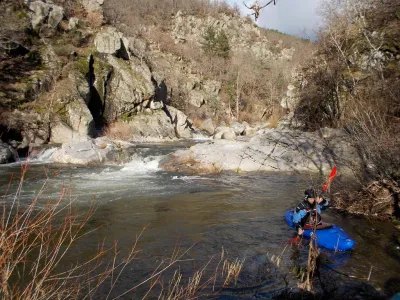 Christophe va repérer le long enchaînement 4+ avec le Seuil en glissière au milieu des Gorges. En arrière plan, on distingue le Seuil d'entrée des Gorges (classe 4+).